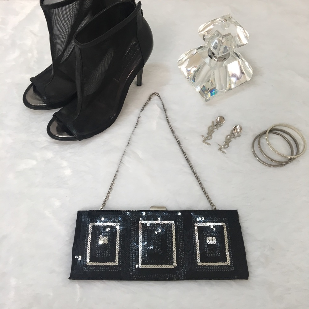 Black sequin clutch 🎀